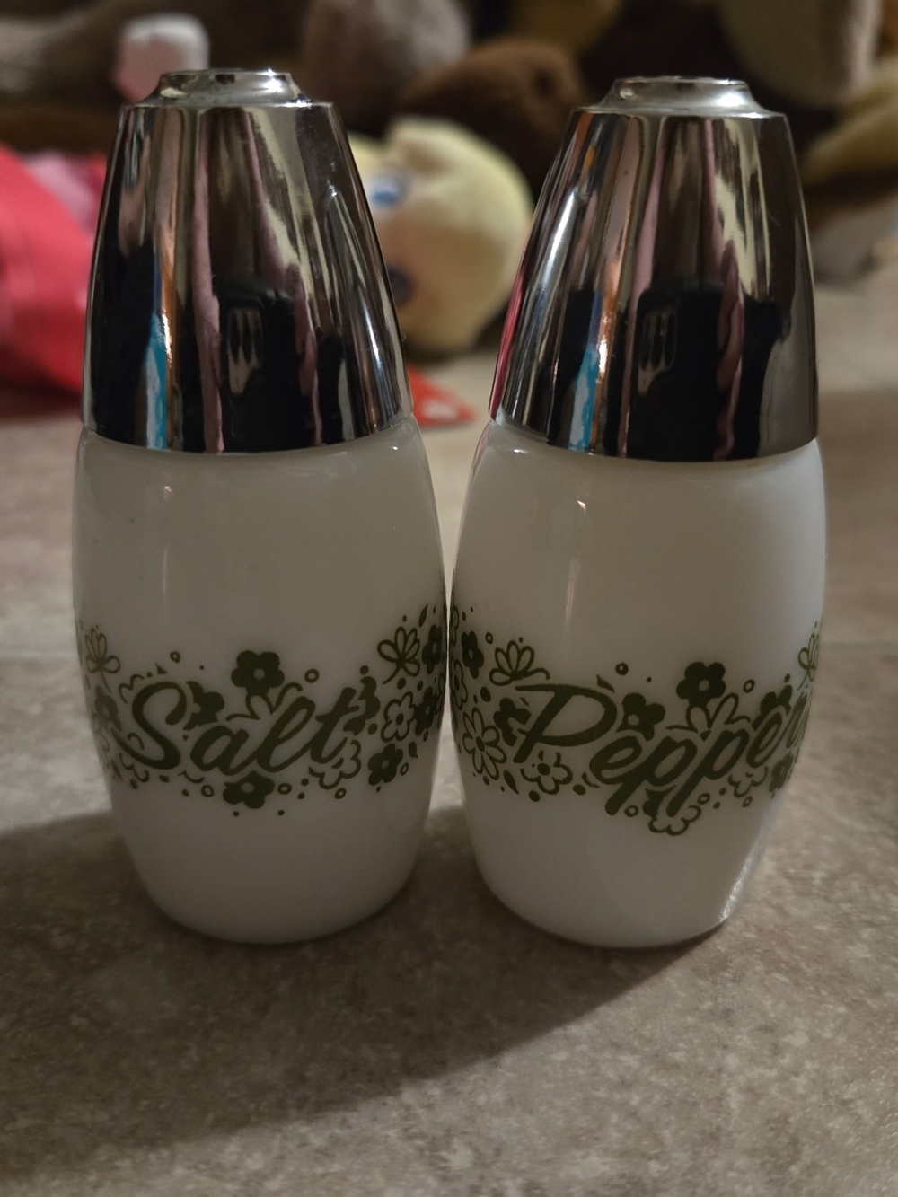 Vtg Gemco Green Crazy Daisy Salt and Pepper Shakers - Pyrex Corelle Milk Glass
